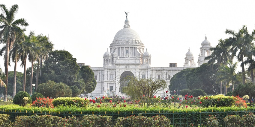 Victoria Memorial, an architectural wonder - one of the places to visit with friends in Kolkata.