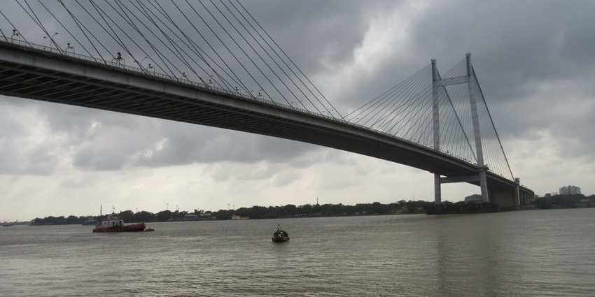 The view of Vidyasagar Setu from Princep Ghat, a place to visit in Howrah