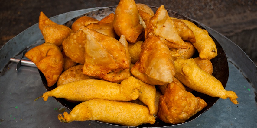 Savour crispy samosas and pakoras which is the famous street food inn Thane, Maharashtra.