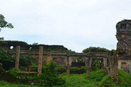 A captivating view of the ruins of a complex building in Vijaygarh Fort, Uttar Pradesh.