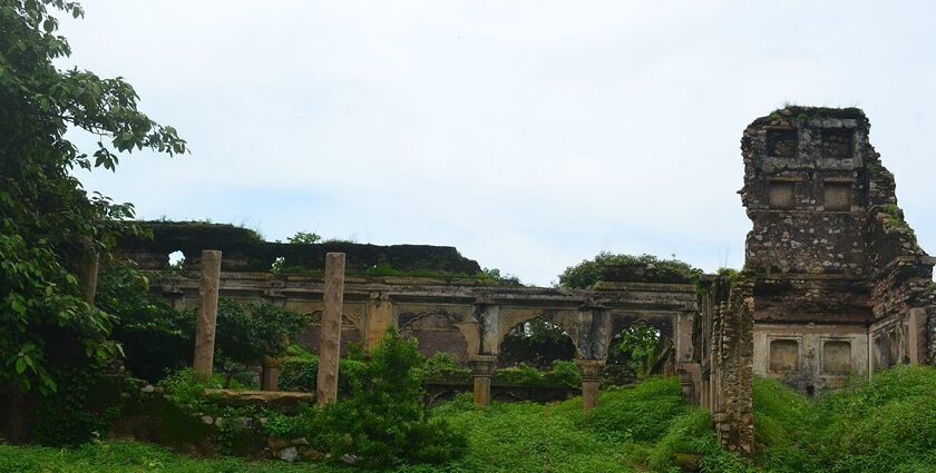 A captivating view of the ruins of a complex building in Vijaygarh Fort, Uttar Pradesh.