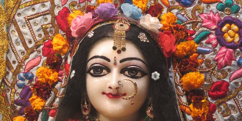 An image of the idol at Vishalakshi Temple which is one of the Shakti Peethas temples.