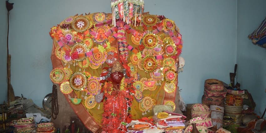 Worshiping goddess Ambika is one of the pious things to do in Mukutmanipur.