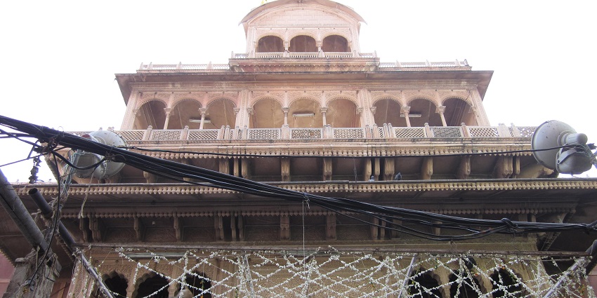 Image of the front of Banke Bihari Temple; visiting here is one of the best things to do in Vrindavan.