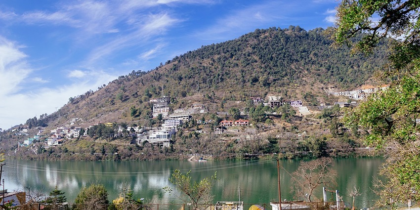 Explore the impressive dam and enjoy scenic surroundings.