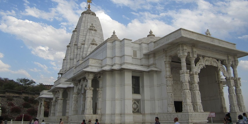 A picture of Birla Mandir, highlighting its intricate carvings and serene surroundings