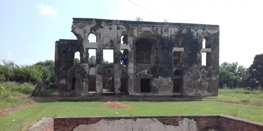 Ruins of Daulat Khana-e-Khas in Aam Khas Bagh, Sirhind showing Mughal architecture