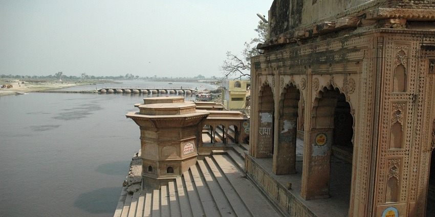 An image showing the calm and peaceful Kesi Ghat on the Yamuna River at Vrindavan.