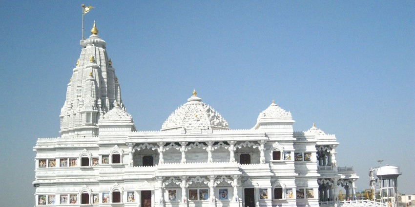 An image of Prem Mandir's grand facade, highlighting what to do in Vrindavan for visitors.