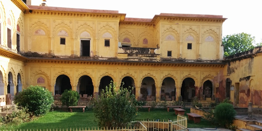 A picture of the Rani Mahal, one of the most exciting things to do in Jhansi.