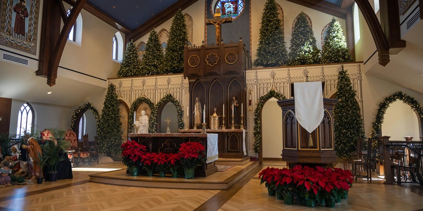 Alt Text: Visiting the iconic St. Thomas Cathedral is one of the best things to do in Churchgate.