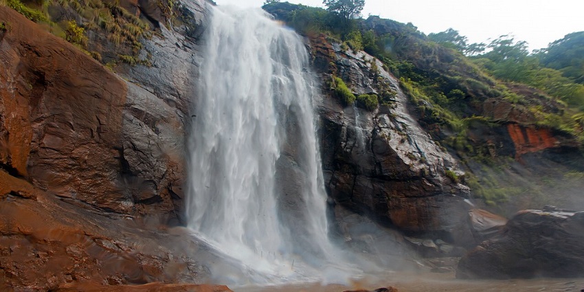 A picture of Agaya Gangai Waterfalls cascading down a height of 300 feet above sea level.