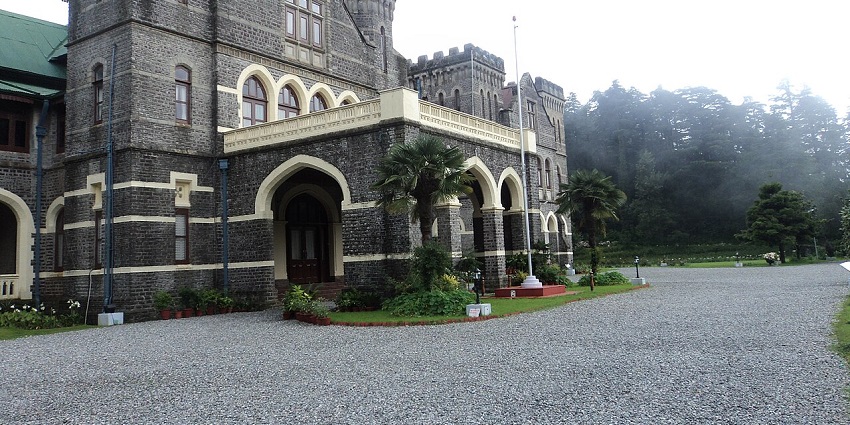 Visit the Governor’s house, an ancient building in Nainital, to explore the colonial era of Nainital.