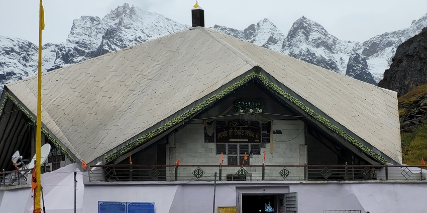 Visiting Hemkund Sahib Gurudwara is one of the most spiritual things to do in Uttarakhand