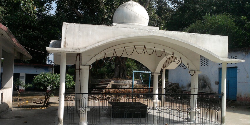 Image of the Samadhi Of Shri Swami Samarth inside the temple