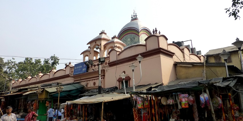 Explore the sacred Kalighat Temple, a sacred spot among things to do in West Bengal.