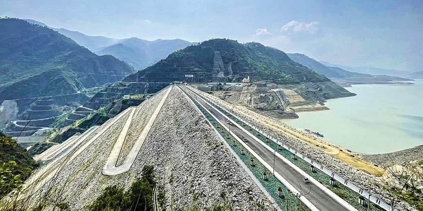 Marvel at the impressive Tehri Dam, a thing to do in New Tehri.