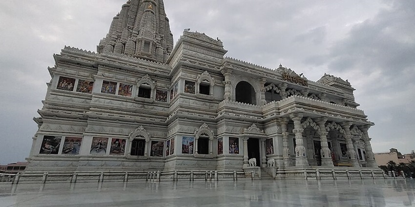 Worshipping strength at ISKCON, among places near Agra for weekend.