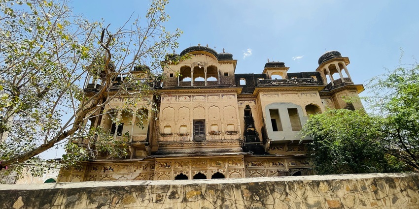 Walking around heritage mansions is one of the best things to do in Tamil Nadu.