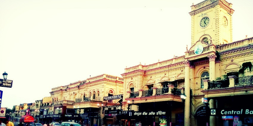 Nightlife in Lucknow, with evening strolls and late-night shopping at Hazratganj.