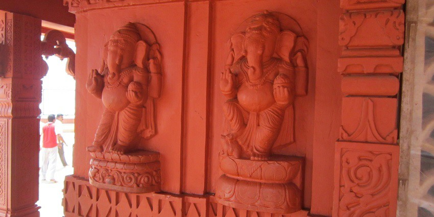 Walk around the Ganpatipule Temple and seek blessings.