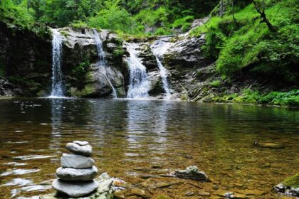 Image of a beautiful waterfall representing the Jalagamparai waterfall in Tamil Nadu.