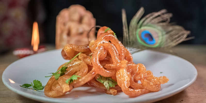 Mouth-watering Jalebis served in a restaurant near Vijaygarh Fort.