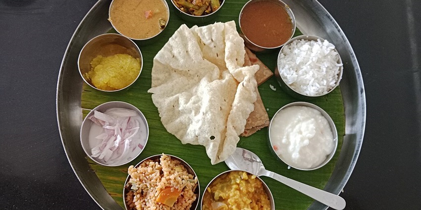 Delicious South Indian meals provided at hotels near Melmalayanur Temple
