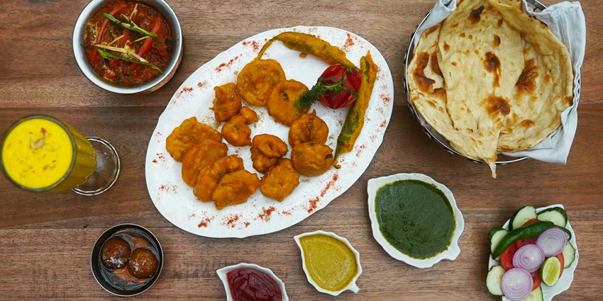 There are many eateries near the zoo in Gorakhpur offering scrumptious delicacies.