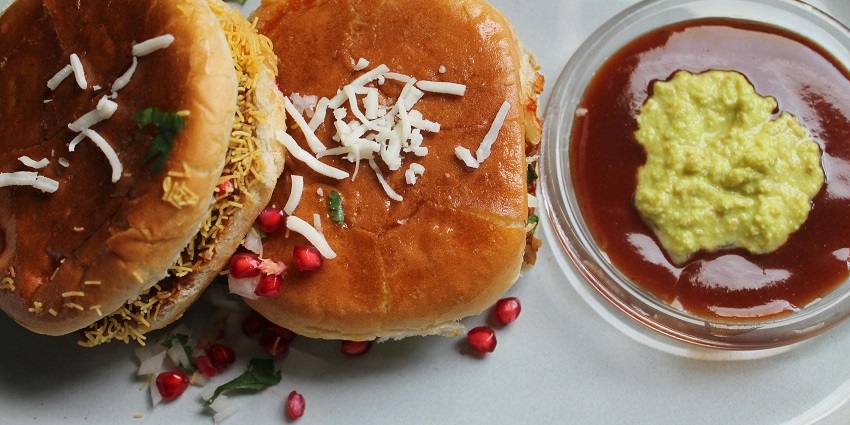 There are many eateries in Uttar Pradesh offering succulent delicacies like vada pav.