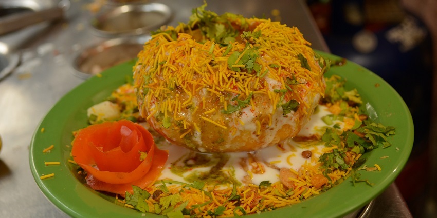 Delicious raj kachoris are served in the streets of Aligarh, famous near Aligarh Fort.