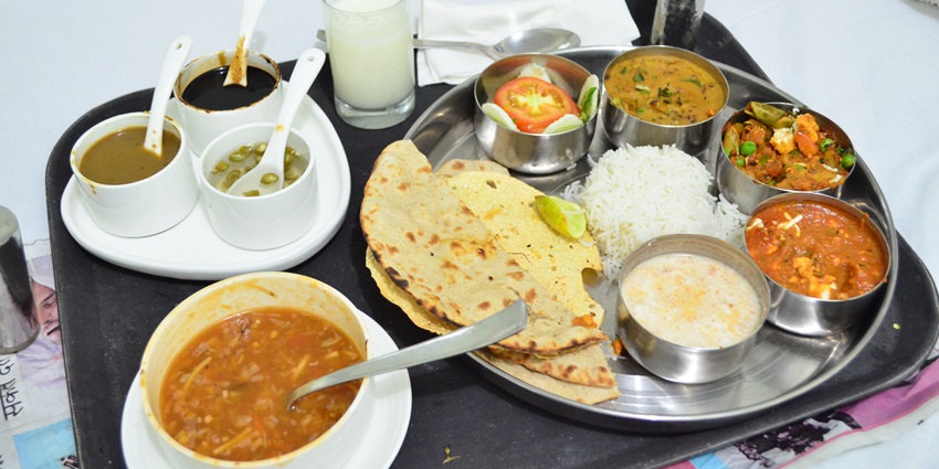 Dining near the museum offers Kumaoni cuisine and North Indian dishes.