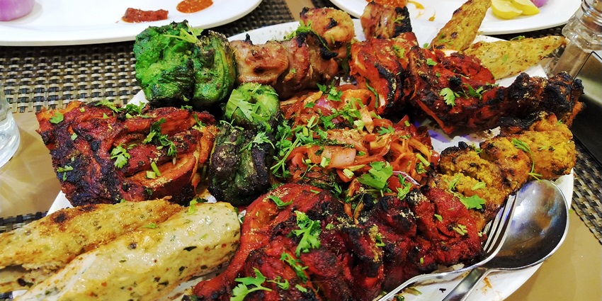 Uttarakhand Jungle Safari offers regional cuisine and local dining experiences.