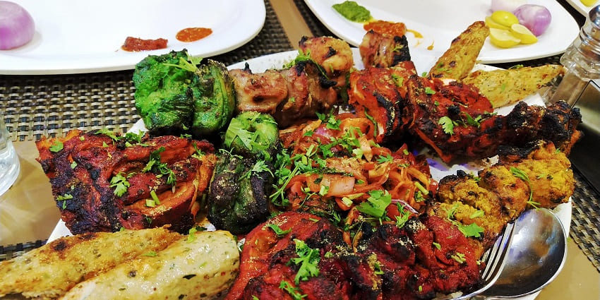 Deogarh Fort in Dhanaulti offers diverse eateries with local and international cuisines.