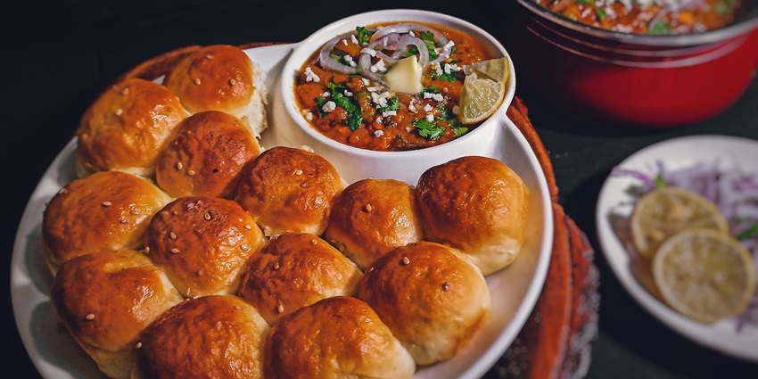 An image of a thali filled with Pav Bhaji, a very popular food item in Maharashtra.