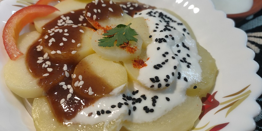 A cosy eatery near Barua Sagar offering authentic Bundeli dishes.