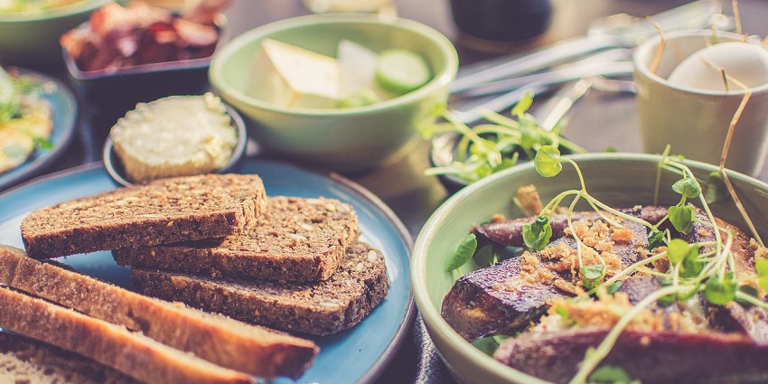 Delicious breakfast spread featuring fresh bread and a variety of appetising dishes.