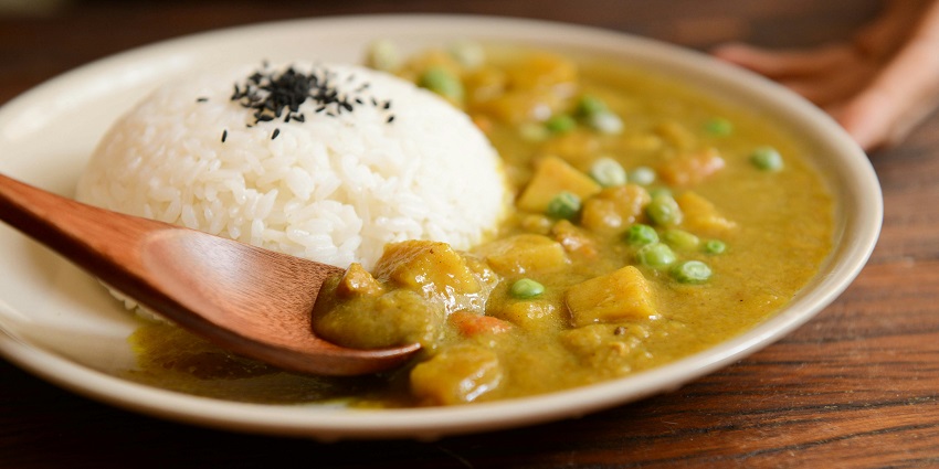 An image of a dining near Gingee Fort offers delicious local and authentic Indian cuisine.