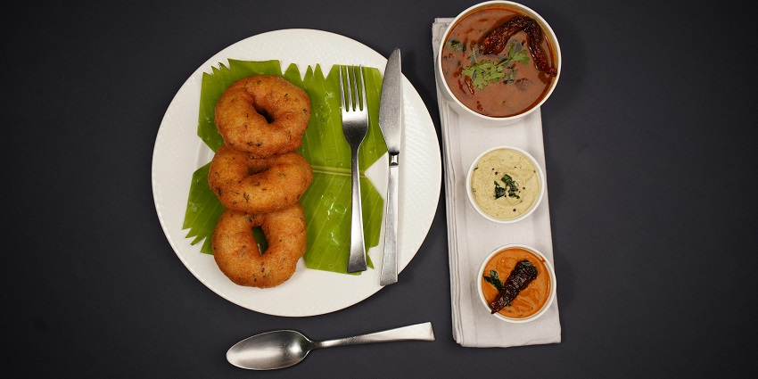 Many restaurants offer South Indian food near Chennialamai Temple in Tamil Nadu.