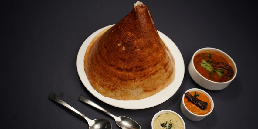Savour South Indian delicacies like dosas and idlis at the restaurants near this fort