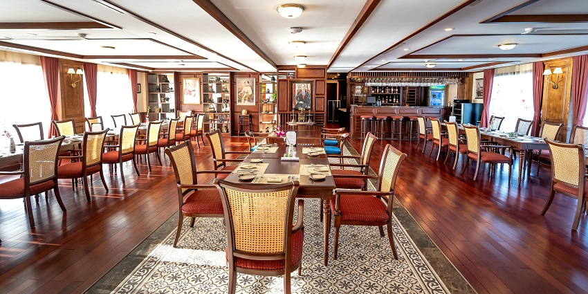 An image showing a luxurious restaurant at a hotel, ready to start the day.