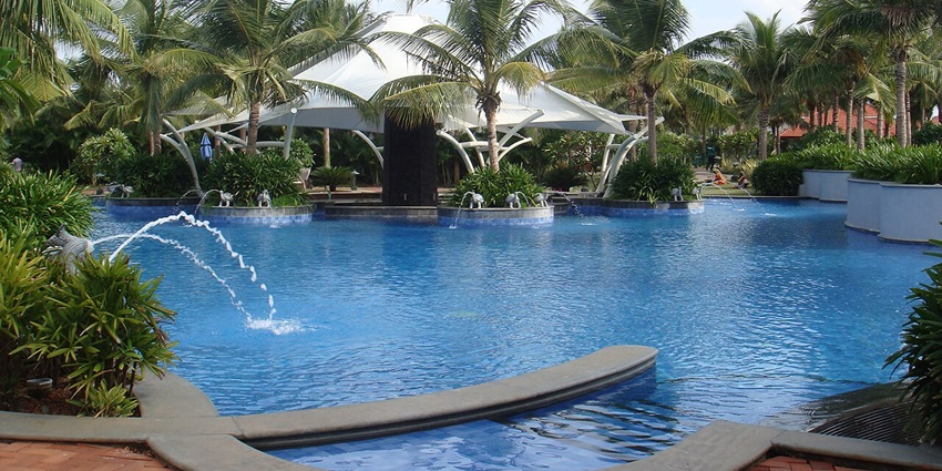The swimming pool of the Radisson Blu Resort Temple Bay, located near the Ratha Temples.