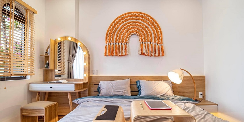 Cosy bedroom featuring stylish interior design elements, including a comfortable bed.