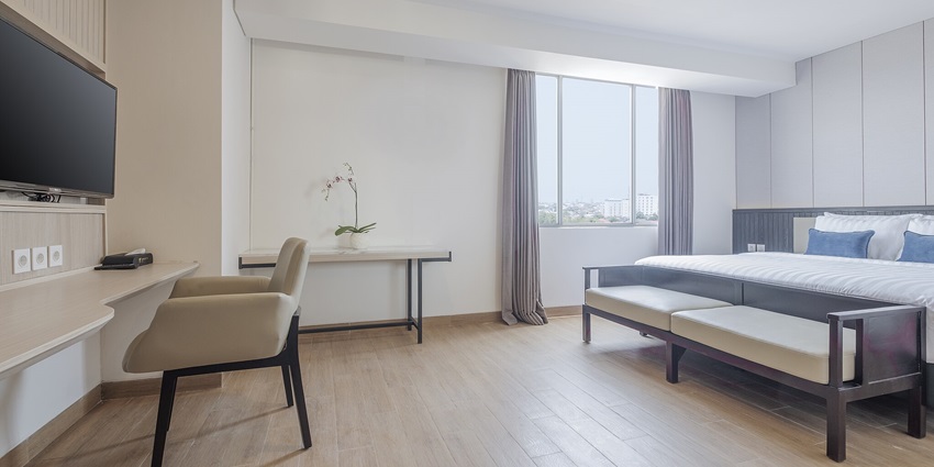 An image of a comfortable and cosy hotel room situated close to Vijaygarh Fort.