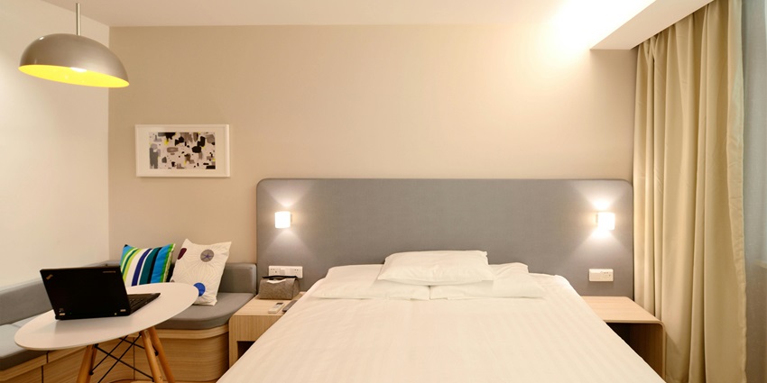 A view of a hotel room near Kutladampatti Waterfalls with a wooden table in a cosy room.