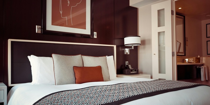 An image of a comfortable and cosy hotel room situated close to Aligarh Fort in Aligarh.