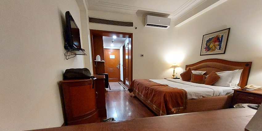 An image of a hotel room with all the necessary facilities provided near the zoo in Uttarakhand.