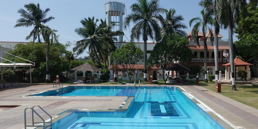 Swimming pools available at some of the hotels near Melmalayanur Temple