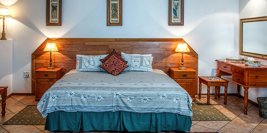 A hotel room bedroom in Varanasi near the Virtual Experimental Museum with a cosy white bed.