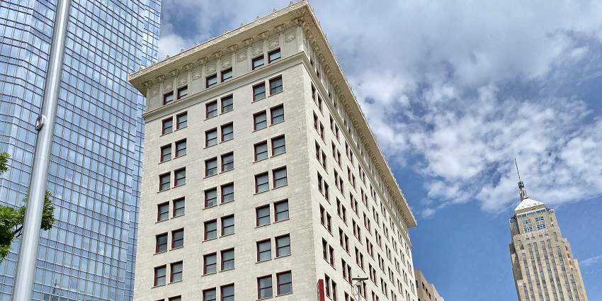 A massive hotel property in Oklahoma City for travellers to visit and explore.